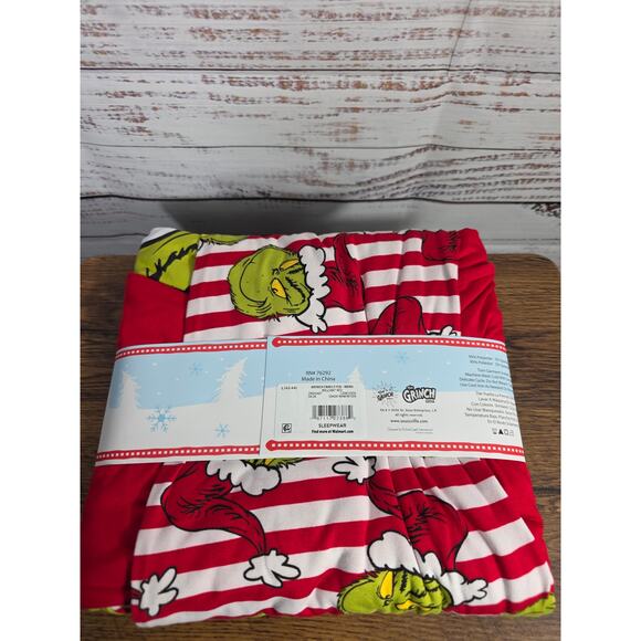 "The Grinch" men's Holiday pajama set in size Large and large slippers NWOT - Picture 8 of 8